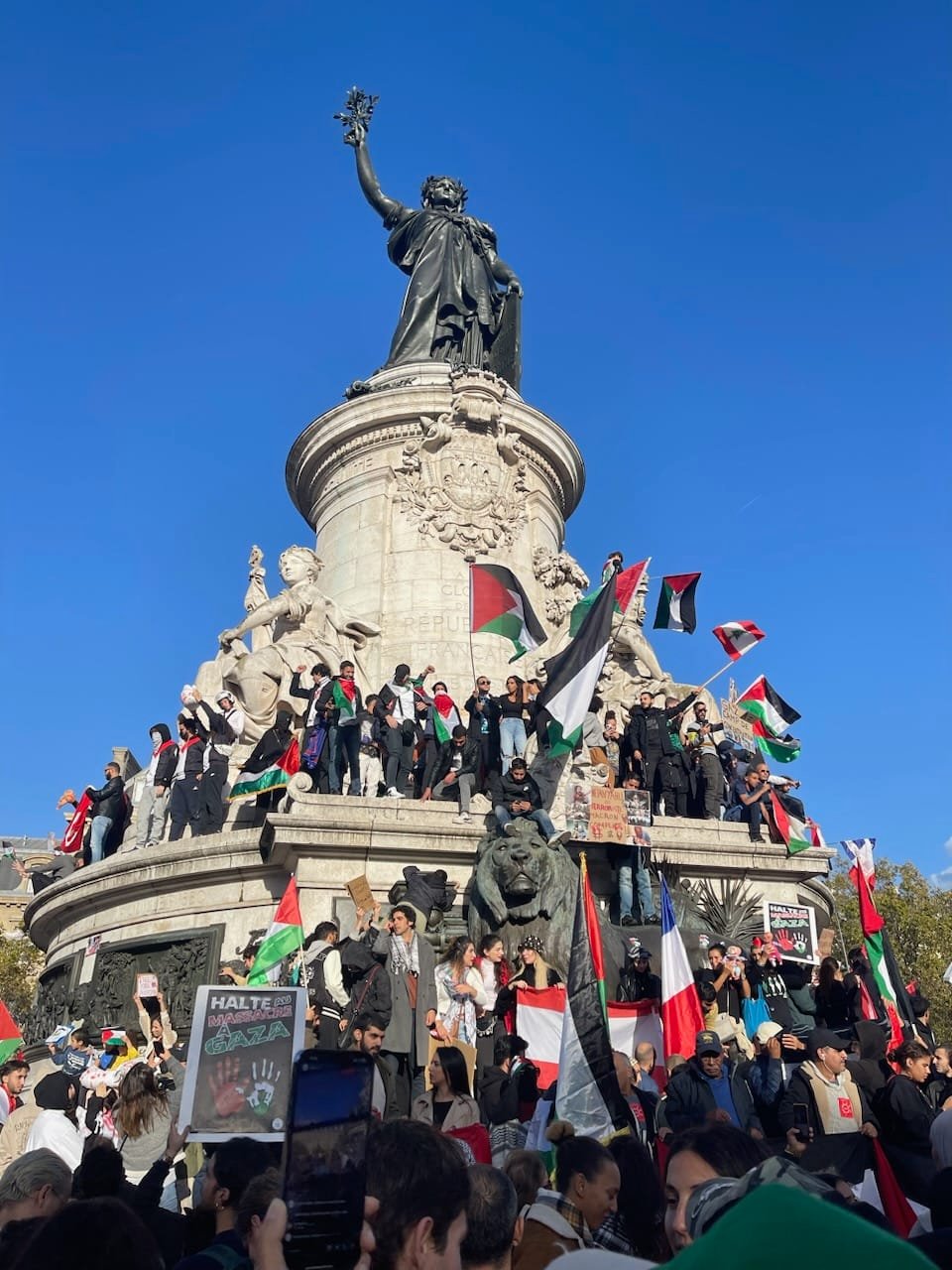 Drapeaux flottants à République et &laquo;&nbsp;Drapeau&nbsp;&raquo; en berne à&nbsp;Versailles